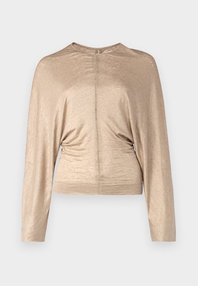 Krémszínű, hosszú ujjú felső, könnyű anyagból készült, kerek nyakkal, hátsó cipzáras záródással és ráncolt részletekkel a deréknál.