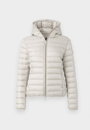 Šviesiai pilka pūkinė striukė su užtrauktuku priekyje, gobtuvu ir siuvinėta tekstūra. Turi prigludusį fasoną ir elastingus rankogalius.