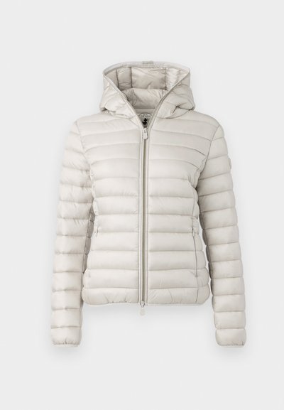 Veste matelassée gris clair avec fermeture éclair à l'avant, capuche et texture matelassée. Présente une coupe ajustée et des poignets élastiques.