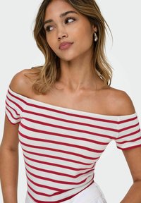 Off-shoulder topp med korta ärmar i mjuk bomull, med horisontella röda och vita ränder samt en figurnära design.