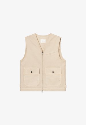 Gilet beige senza maniche con cerniera frontale, due grandi tasche a patta con bottone sul fondo e una tasca a fessura sul petto.