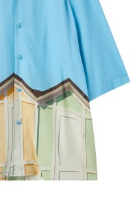 Camicia a maniche corte con bottoni in tessuto blu chiaro, caratterizzata da una stampa grafica di capanne da spiaggia multicolori sull'orlo, con contorni a contrasto.