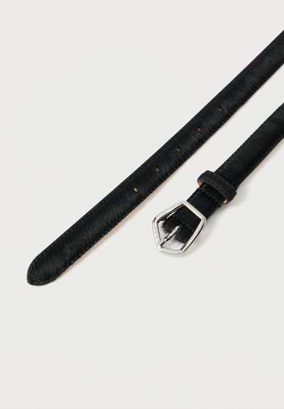 Μαύρη στενή δερμάτινη ζώνη με μικρή ασημένια εξάγωνη αγκράφα και πολλές τρύπες ρύθμισης σε λευκό φόντο.