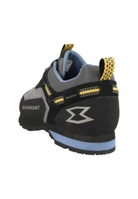 Scarpa da arrampicata nera e grigia con suola blu, punta rinforzata, dettagli in mesh e accenti gialli. Presenta una finitura testurizzata e un logo sul lato.