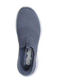 Baskets tricotées bleues avec un design slip-on. Accentué par une semelle blanche et une semelle intérieure estampillée pour le confort. Tige texturée avec des bandes élastiques.
