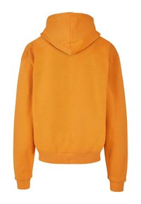 Oranžová mikina s kapucí, vyrobená z měkkého materiálu, s pletenými manžetami a pasem. Má uvolněný střih a jednoduchý, nezdobený design.