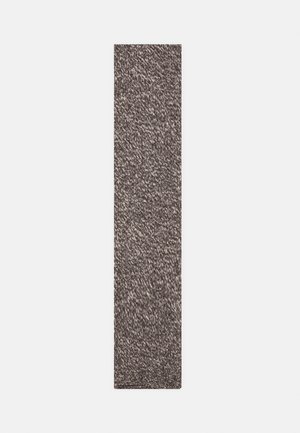 Rechthoekige textiel in gedempte grijstinten met een gestructureerd, gebreid patroon. Zacht materiaal en gelijkmatige randen. Geschikt voor decoratief of praktisch gebruik.