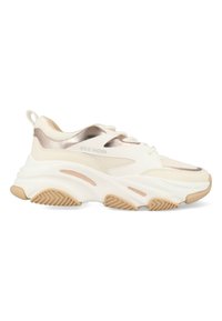 Zapatilla blanca con una suela gruesa, acentos metálicos en rosa dorado, parte superior texturizada y un tirador en el talón para facilitar su uso.