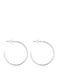 Pendientes de aro plateados con un acabado suave y pulido. Forma circular con un cierre de poste seguro. Diseño ligero y sencillo.