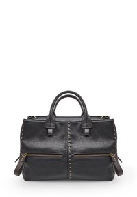 Borsa a mano in pelle nera con due tasche frontali con zip, dettagli borchiati sui lati, manici superiori doppi e forma strutturata.