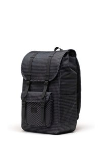 Zaino a quadri nero e blu con pattina pieghevole, spallacci regolabili, due tasche frontali e un motivo a diamante sul tessuto.