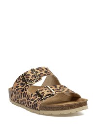 Sandalias con estampado de leopardo, dos correas ajustables, hebillas en tono dorado, plantilla de corcho y suela de goma texturizada para agarre.