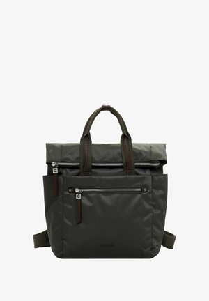 Bolsa de tela verde oscuro con doble asa superior, compartimento principal con cremallera, dos bolsillos frontales con cremallera y acentos de cuero marrón.