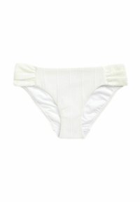 Białe majtki bikini wykonane z teksturowanej, prążkowanej tkaniny, z zebraniami po bokach i gładkim wnętrzem. Klasyczny krój.