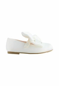 Weißer Ballerina-Schuh aus weichem Material mit einer auffälligen Schleifenapplikation vorne und einer flexiblen hellbraunen Sohle.