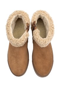 Botas de tobillo de ante marrón con un forro de borreguillo rizado color beige alrededor del borde superior. Dos cremalleras laterales para un fácil acceso. Suela de goma plana.