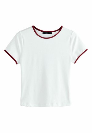 Hvid T-shirt med korte ærmer og rund hals, der har bordeaux detaljer ved halsudskæringen og ærmeenderne. Glat, let stof.