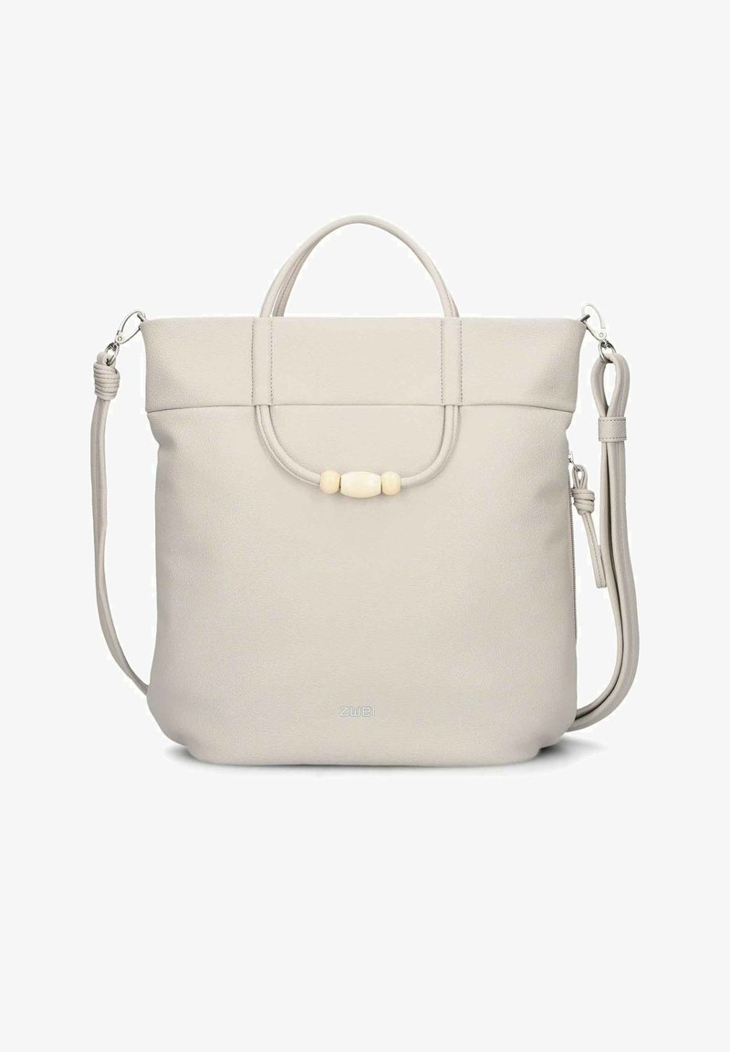 Sac à main en cuir gris clair avec doubles poignées, bandoulière réglable, dessus arrondi, et un détail de fermeture décorative avec perle en bois.