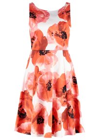 Robe trapèze sans manches avec grand imprimé floral de coquelicots rouges et oranges sur fond blanc, taille cintrée et encolure ronde.