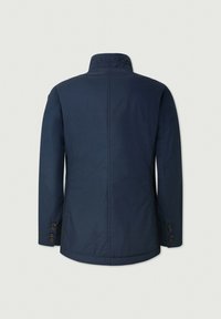 Mörkblå jacka med hög krage, långa ärmar och fem bruna knappar som accentuerar ärmslutet; slät textur och skräddarsydd form.