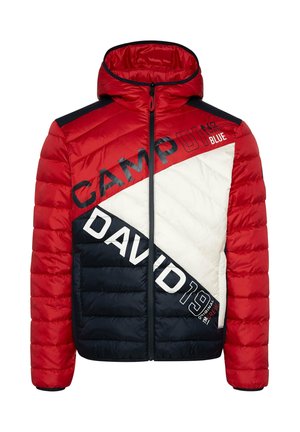 Giubbotto puffer rosso, bianco e blu navy con zip frontale, cappuccio e motivo diagonale. Presenta un grande testo stampato sul petto e sulle maniche.