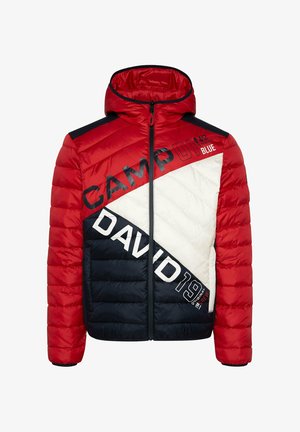 Rote, weiße und marineblaue Steppjacke mit Zip-Front, Kapuze und diagonaler Musterung. Mit großen bedruckten Texten auf der Brust und den Ärmeln.