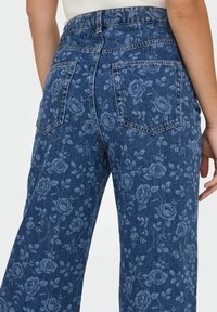 ONLY Džinsi ar paplatinātiem galiem - medium blue denim