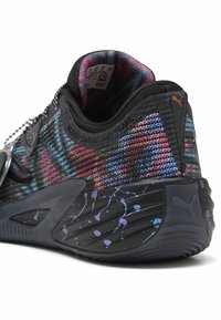 Scarpa sportiva nera con tomaia texturizzata decorata da un motivo colorato di blu, rosa e viola, e suola in gomma con accenti a spruzzo.