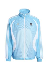 Ljusblå träningsjacka med vita randaccenteringar, ståkrage och ett grafiskt vågmönster. Inkluderar svart logotypapplikation och guldmärke.
