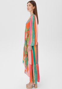 Abito lungo e fluido caratterizzato da righe orizzontali nei colori rosa, arancione, verde e turchese. Realizzato in tessuto leggero con orlo arricciato.