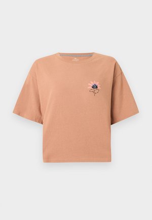 Tricou maro deschis din bumbac, cu mâneci scurte, guler rotund și un design brodat floral roz și albastru pe partea stângă a pieptului.