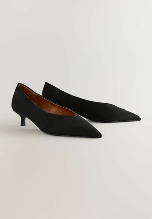 Czarne czółenka na szpilce z materiału zamszowego, z niskim obcasem typu kitten heel. Wnętrze ma odcień brązowy jako kontrast. Prosty i elegancki design.