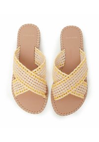 Sandalias trenzadas con una base beige y costuras de acento amarillas, que presentan un diseño de punta abierta y correas cruzadas para un ajuste transpirable.