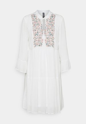Weisses Kleid aus leichtem Stoff, mit einem gestuften Design, langen Ärmeln und floraler Stickerei in Rosa und Grün auf dem Oberteil.