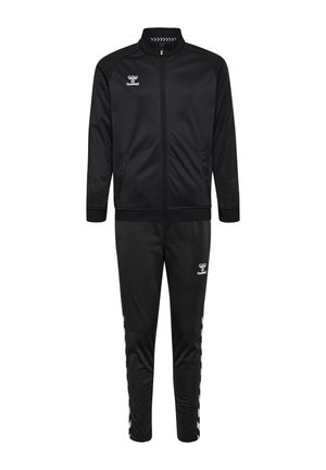 Zwarte trainingsbroek met een ritsjack met een opstaande kraag en bijpassende broek. Het materiaal is soepel, met contrasterend logo en accentstrepen.