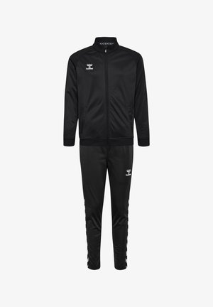Zwarte trainingsbroek met een ritsjack met een opstaande kraag en bijpassende broek. Het materiaal is soepel, met contrasterend logo en accentstrepen.