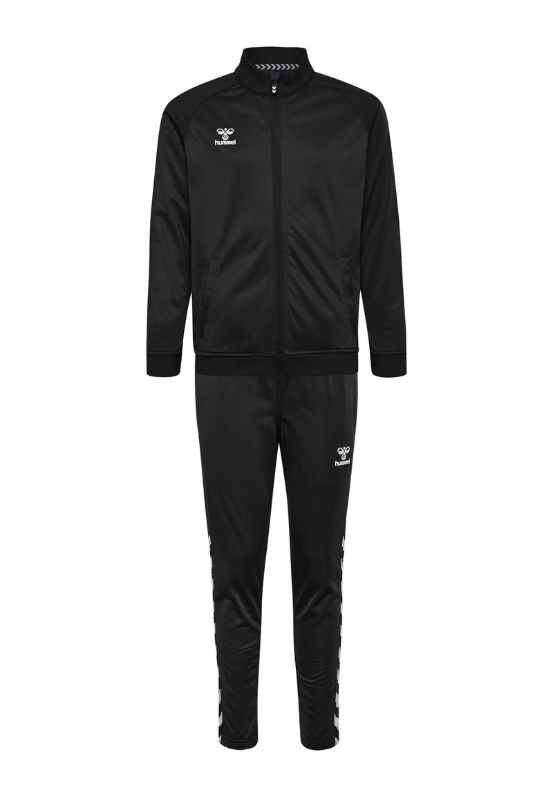 Svart träningsoverall bestående av en zip-up jacka med ståkrage och matchande byxor. Materialet är slätt, med kontrasterande logotyp och accentstriper.