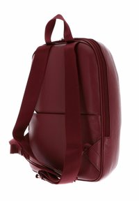 Sac à dos en cuir bordeaux avec une texture lisse, doté d'une poignée supérieure, de bretelles en nylon réglables et d'un compartiment zippé.