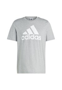 Šedé bavlněné tričko s krátkým rukávem, má velké bílé logo Adidas na přední straně, kulatý výstřih a měkkou texturu.