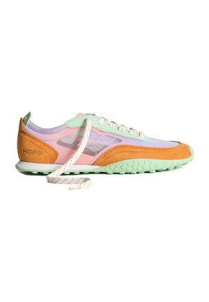 Baskets légères en mesh rose et vert menthe, avec des accents en suède orange. Semelle texturée vert menthe et lacets rayés. Logo "HOFF" présent.