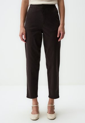 Pantalons noirs taille haute avec une coupe droite, comportant des poches avant, une fermeture à bouton et des détails de couture subtils.