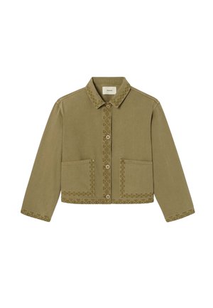 Veste boutonnée vert olive avec col, deux poches avant et broderie florale décorative sur les bords et les contours des poches.