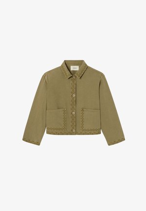 Veste boutonnée vert olive avec col, deux poches avant et broderie florale décorative sur les bords et les contours des poches.