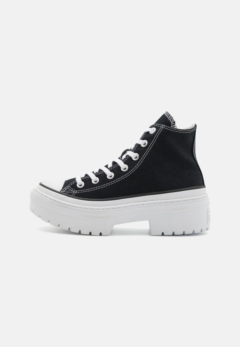 Sorte høye sneakers i lerret med hvit gummisåle, kontrasterende sømmer og hvite snøringer; har en teksturert mellomsåle og klassisk tåhette.