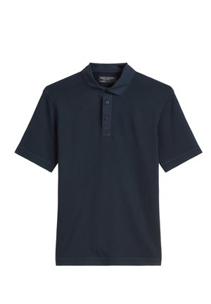 Dunkelblaues Poloshirt aus Baumwolle, mit einer Knopfleiste mit drei Knöpfen, kurzen Ärmeln und dezenten Nähten. Weiche Textur.