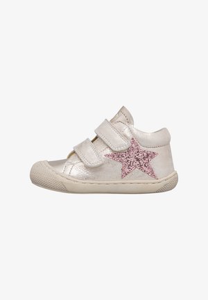 Sneaker argento metallizzato con due cinturini in velcro. Presenta un accento di stella glitter rosa sul lato e una suola in gomma testurizzata. Design con punta rotonda.