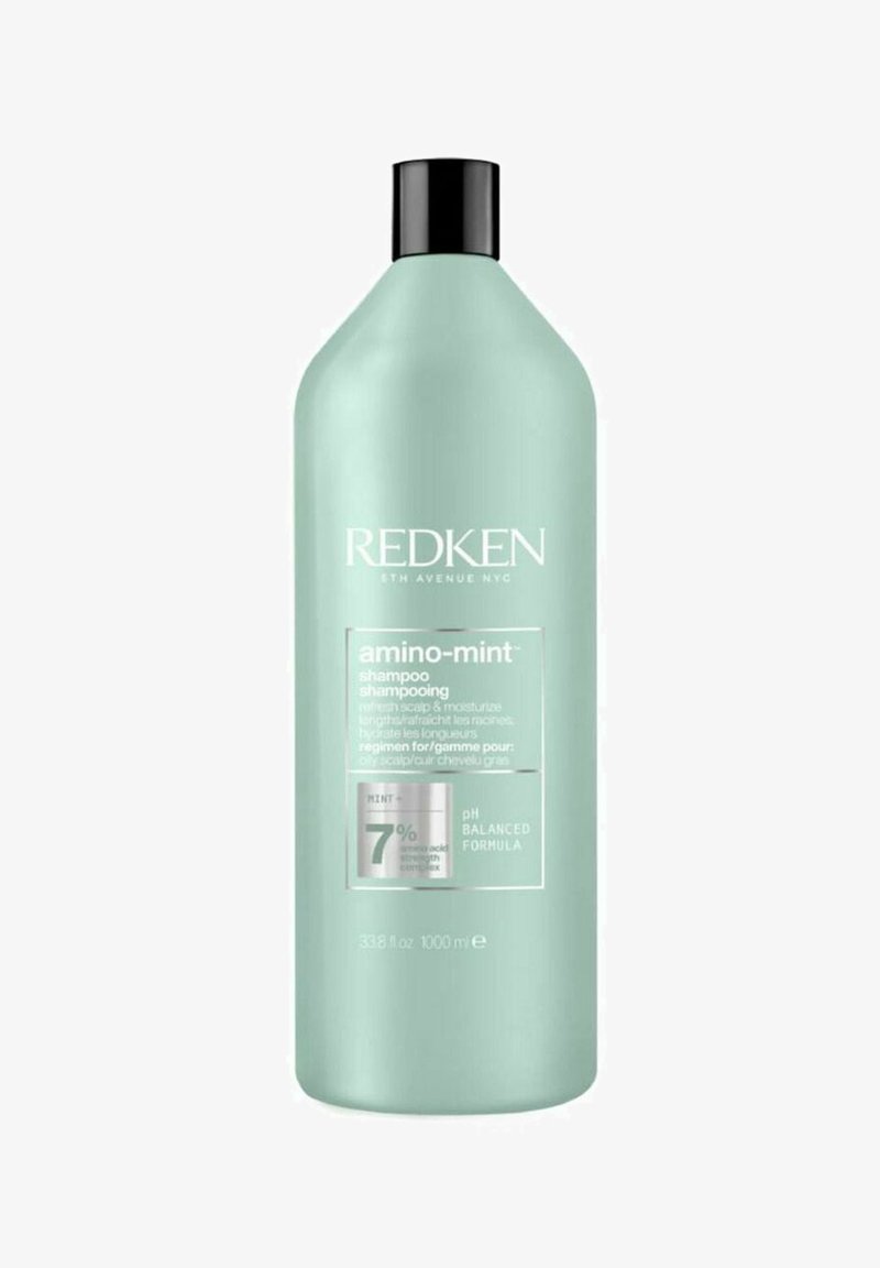 Redken amino-mint shampoo in een hoge, muntgroene plastic fles met een zwarte dop. Het etiket toont productdetails en de pH-gebalanceerde formule.