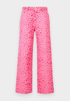 Ροζ παντελόνι με φαρδιά μπατζάκια, σκουρότερο ροζ μοτίβο λεοπάρ, κουμπί μπροστά και λεπτομέρειες με τσέπες σε λευκό φόντο.