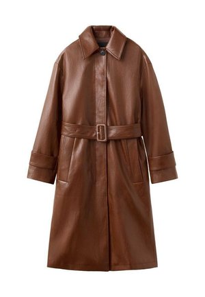 Trench coat lungo in pelle marrone con ampio colletto, singolo bottone nero, cintura in vita, maniche lunghe e due tasche laterali.