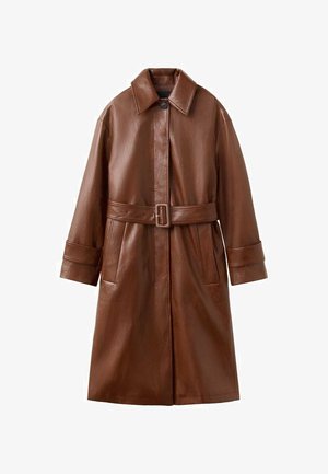 Trench coat lungo in pelle marrone con ampio colletto, singolo bottone nero, cintura in vita, maniche lunghe e due tasche laterali.